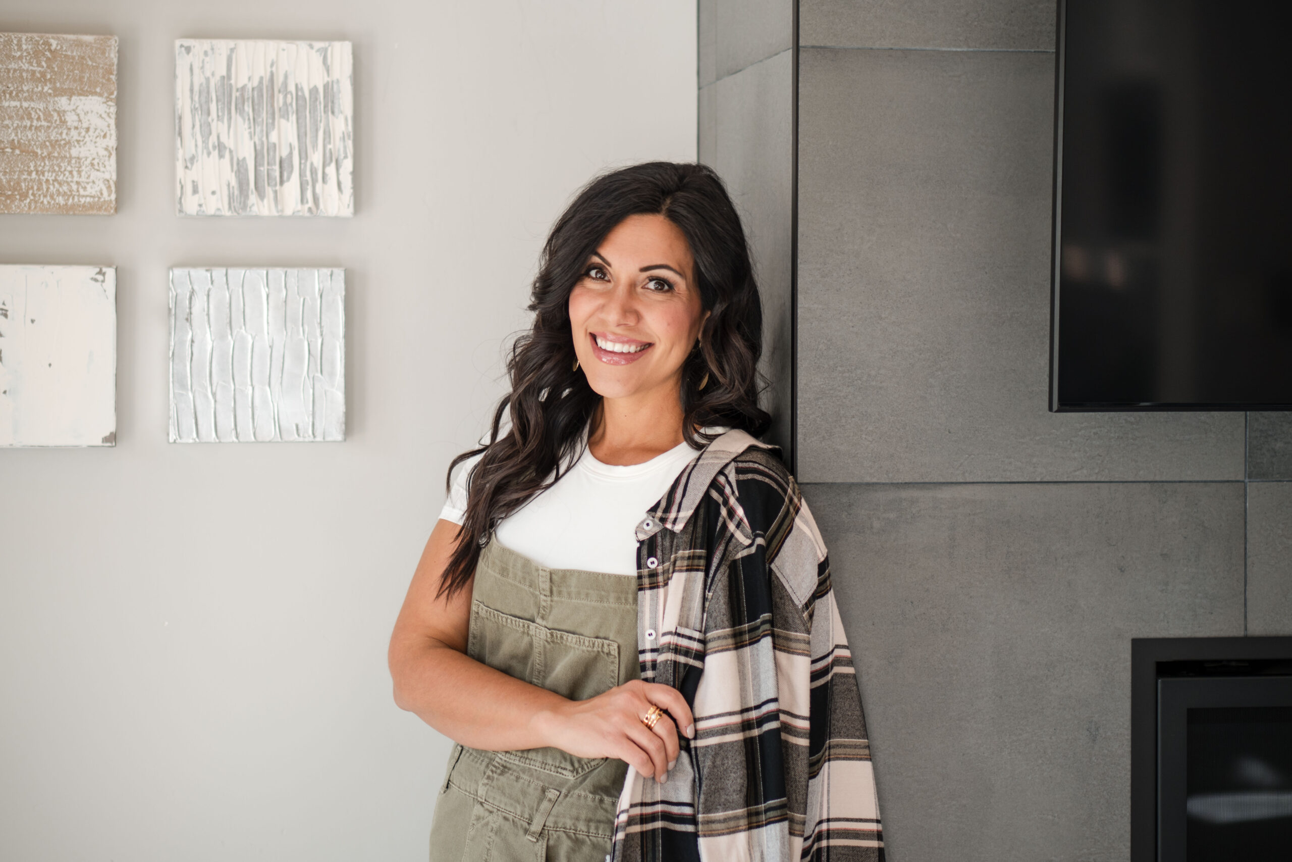 Stefanie-Gass-Christian-Business-Coach-leaning-back-against-the-wall-with-flannel-shirt-hanging-over-left-shoulder-right-hand-holding-it-and-smiling-close-up-horizontal The image title is: Ep-783-How-to-Audit-Your-Sales-Funnel-When-You-Got-No-Sales-Stefanie-Gass